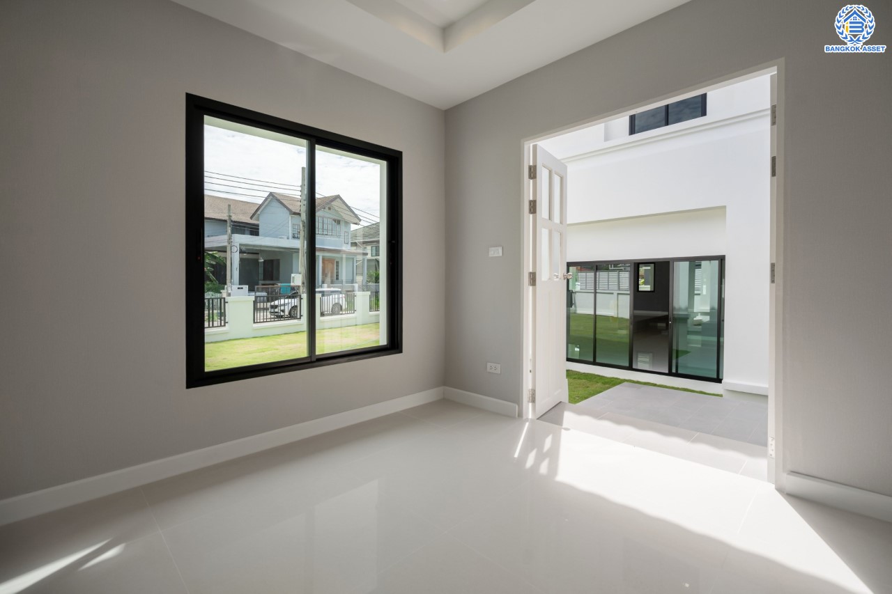 คฤหาสน์หลังใหญ่ตกแต่งใหม่ ม.บ้านสวนดอกไม้ ปิ่นเกล้า ดีไซน์สุด Luxury เนื้อที่ 154.5 ตร.ว. บนพื้นที่ใช้สอยถึง 435 ตร.ม. ฟังก์ชันจัดเต็ม 5 ห้องนอน 6 ห้องน้ำ 1 ห้องแม่บ้าน 2 ห้องอเนกประสงค์ (มีเรือนรับรองด้านข้าง พร้อมห้องน้ำในตัว) จอดรถได้ถึง 4 คัน บนทำเลเชื่อมต่อเมืองอย่างรวดเร็ว ใกล้ทางคู่ขนานลอยฟ้าบรมราชชนนี ทางด่วน "กาญจนาภิเษก" ม.มหิดล และเซ็นทรัลปิ่นเกล้า